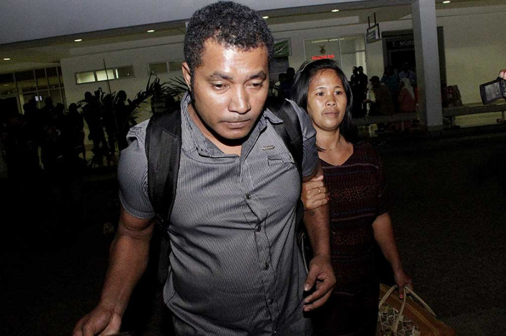 Laurensius Koten digandeng istrinya saat tiba di Bandara El Tari Kupang.