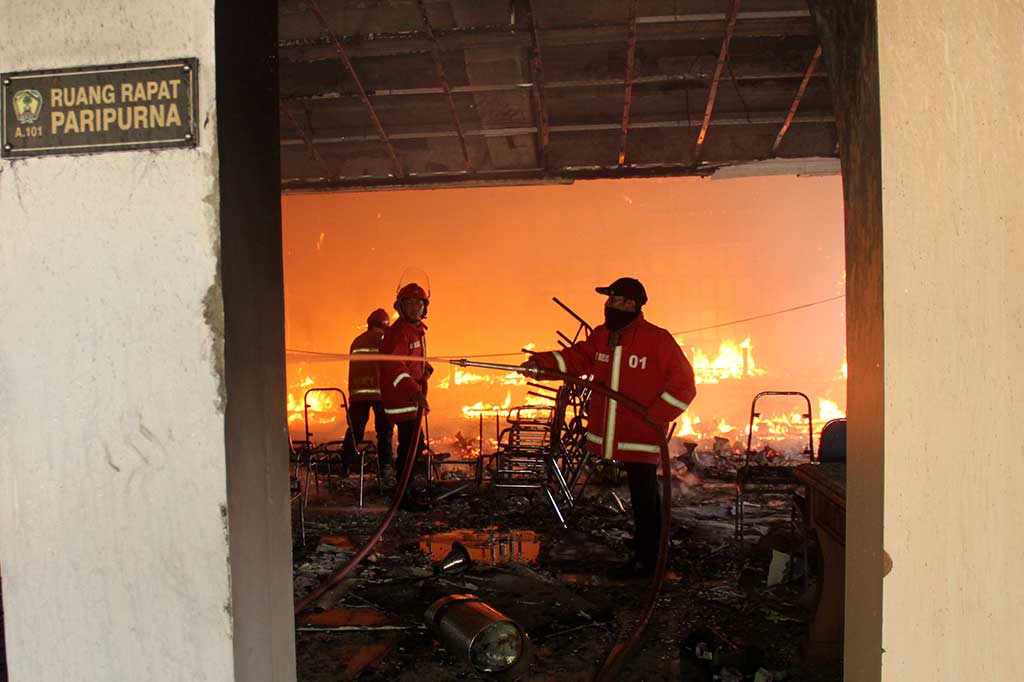 Kisruh Perda LAD, Kantor DPRD Gowa Dibakar