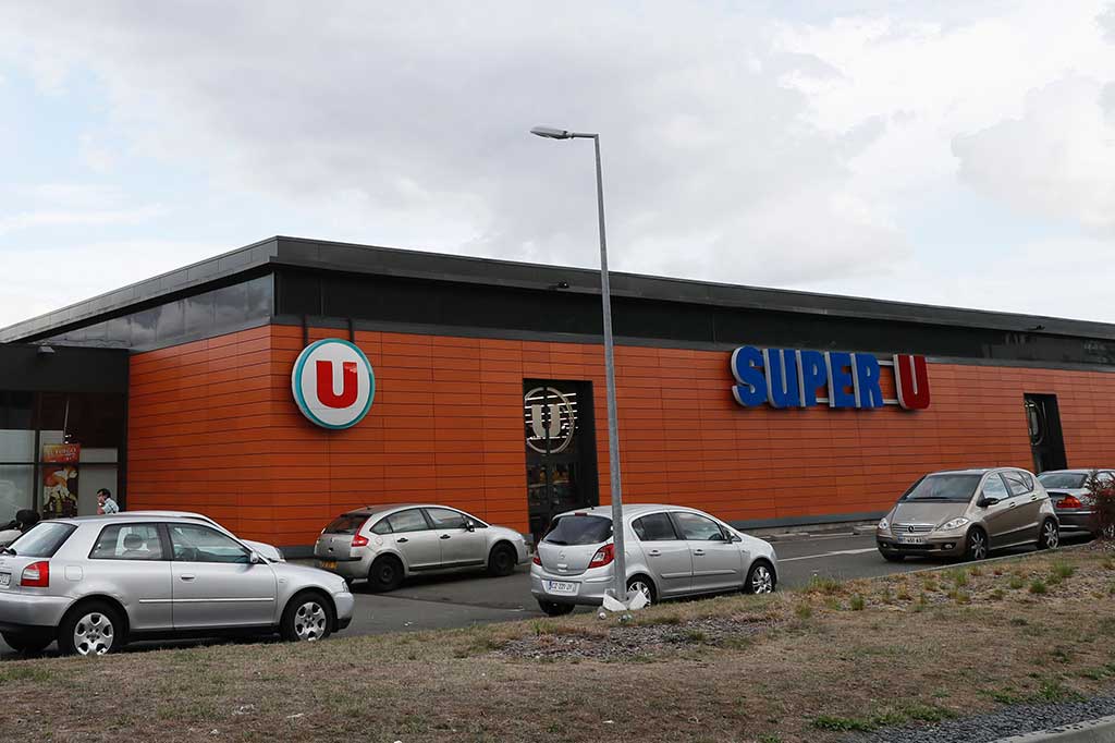 Penembakan terjadi di luar supermarket Super U di Kota Le Port-Marly, dekat Paris.