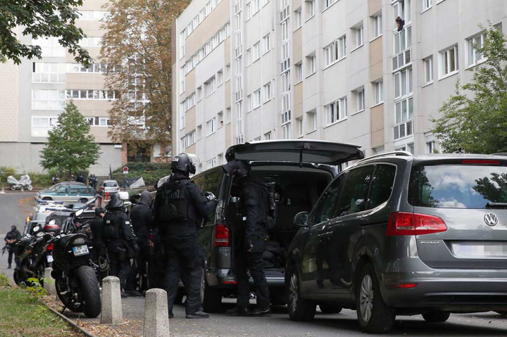 Polisi unit khusus memburu pelaku yang berlari dan bersembunyi di apartemennya. Pelaku kemudian menyerahkan diri.
