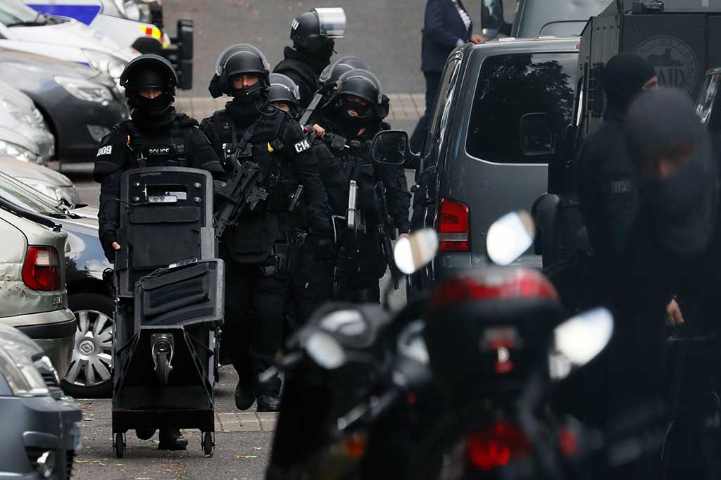 Polisi meninggalkan lokasi setelah pelaku menyerahkan diri. Menurut catatan polisi, pelaku telah beberapa kali melakukan pelanggaran hukum.