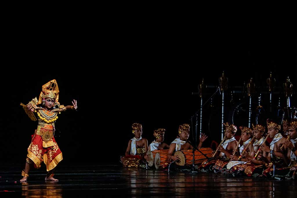 Penari membawakan tarian Bali saat acara Jogja Internasional Street Performance (JISP) 2016 di Concert Hall Taman Budaya Yogyakarta, Senin (26/9/2016) malam. 