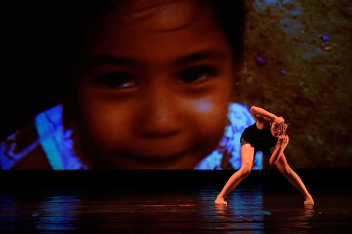 Penari membawakan tarian kontemporer.