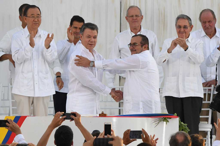 Dihadiri Presiden Kuba, Ekuador dan negara Amerika Latin lainnya, serta Sekretaris Jenderal PBB Ban Ki-moon, Presiden Kolombia Juan Manuel Santos dan Panglima FARC Timoleon Jimenez berjabat tangan menandai berakhirnya konflik selama 52 tahun.