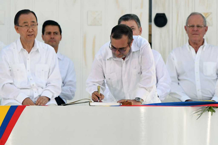 Santos dan Jimenez kemudian menandatangani kesepakatan tersebut dengan menggunakan pulpen yang terbuat dari peluru untuk melambangkan peralihan ke perdamaian.