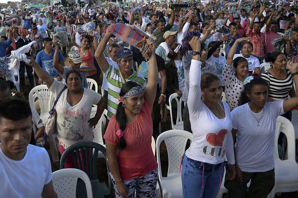 Anggota gerilyawan Angkatan Bersenjata Revolusioner Kolombia Kolombia (FARC) turut melihat acara penandatanganan perdamaian di kamp pemberontak El Diamante, Caqueta.