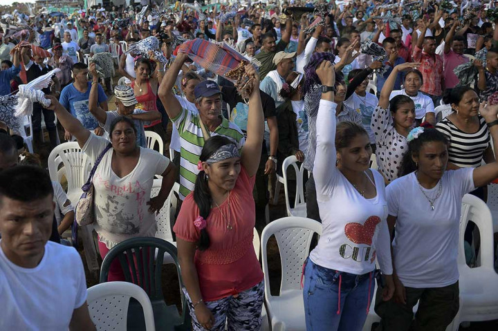 Anggota gerilyawan Angkatan Bersenjata Revolusioner Kolombia Kolombia (FARC) turut melihat acara penandatanganan perdamaian di kamp pemberontak El Diamante, Caqueta.