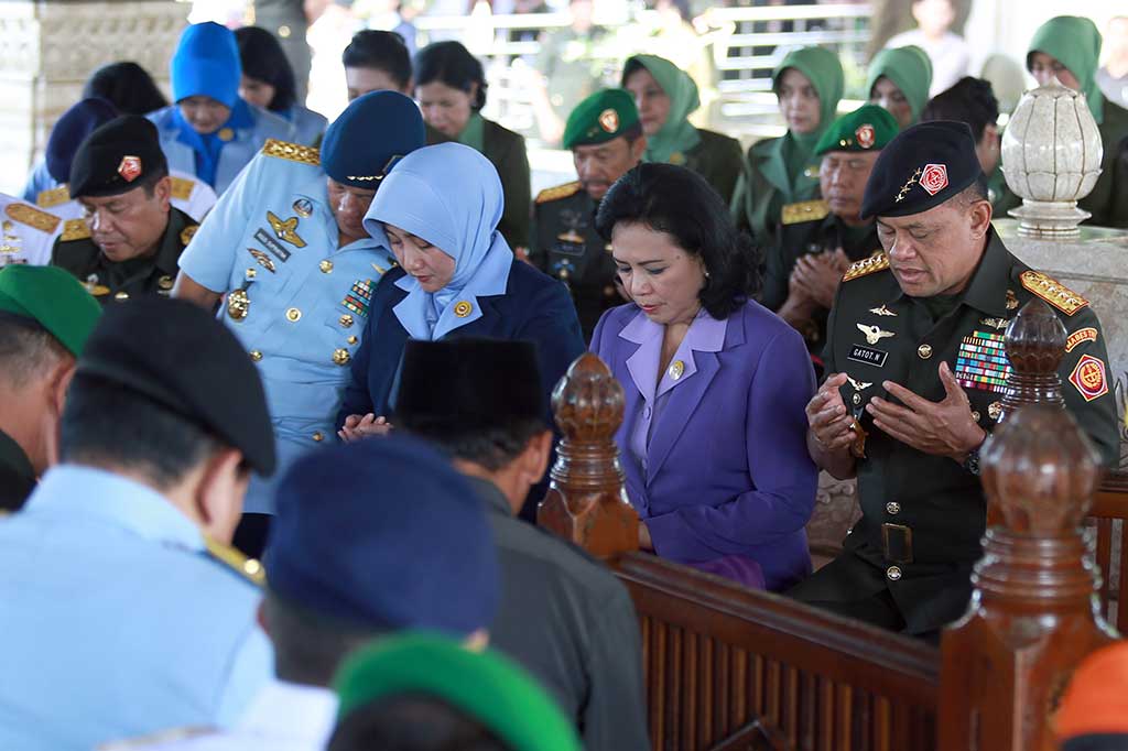 Jenderal Gatot Nurmantyo memanjatkan doa di pusara makam mantan Presiden Soekarno.