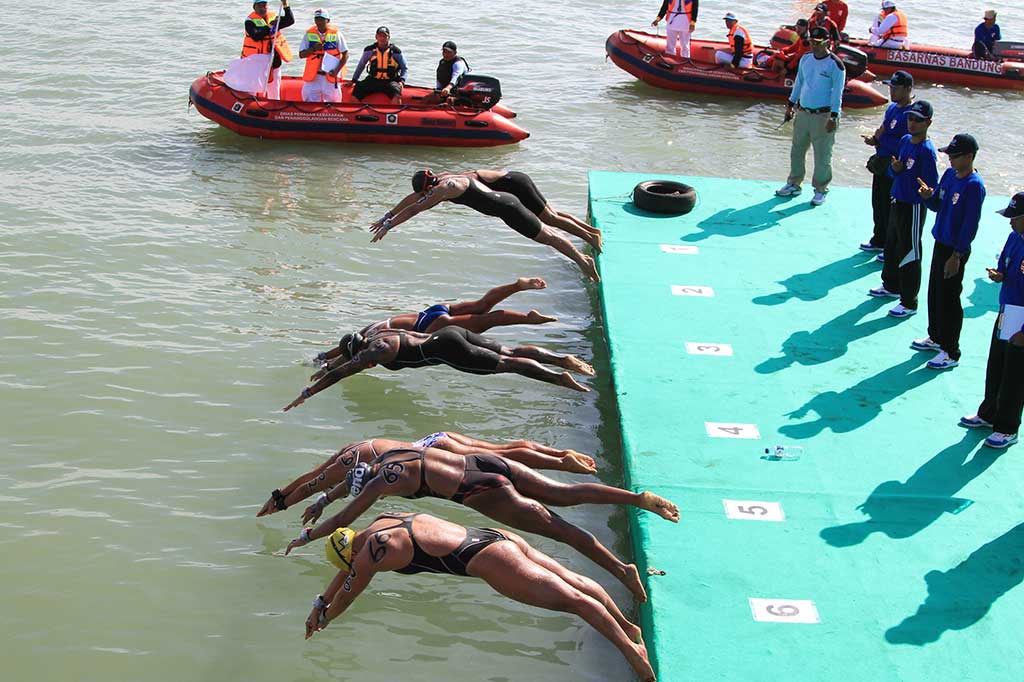 Sejumlah perenang mengikuti nomor 3.000 meter putri pada Renang Perairan Terbuka PON XIX di Pantai Tirtamaya, Indramayu, Jawa Barat, Selasa (27/9/2016).