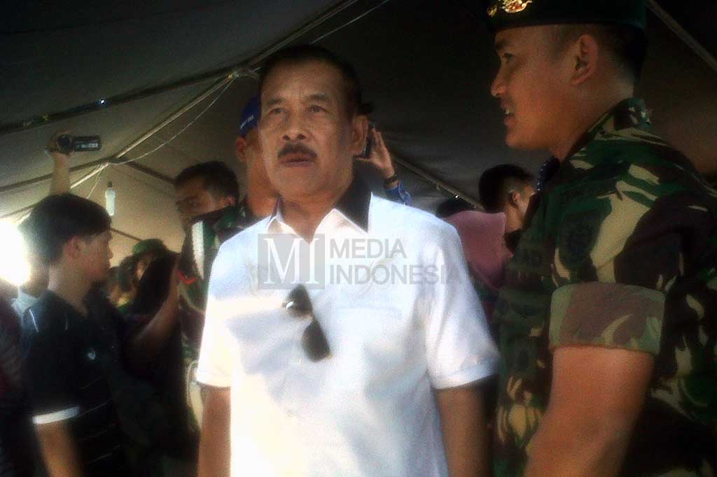 Manajer Persib Umuh Muchtar mengunjungi Posko Darurat Bencana dan kemudian ke lokasi bencana.