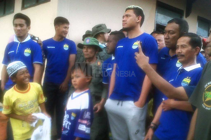 Pelatih Persib Jajang Nurjaman serta para pemain mengunjungi korban banjir Garut.