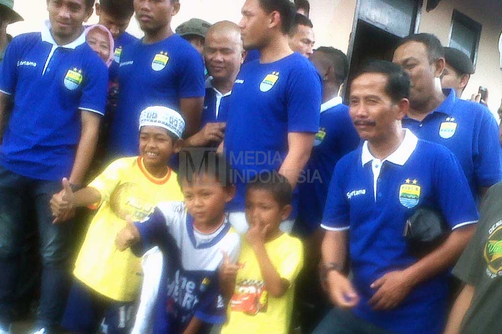 Pelatih dan pemain Persib berfoto bersama anak-anak korban banjir Garut.