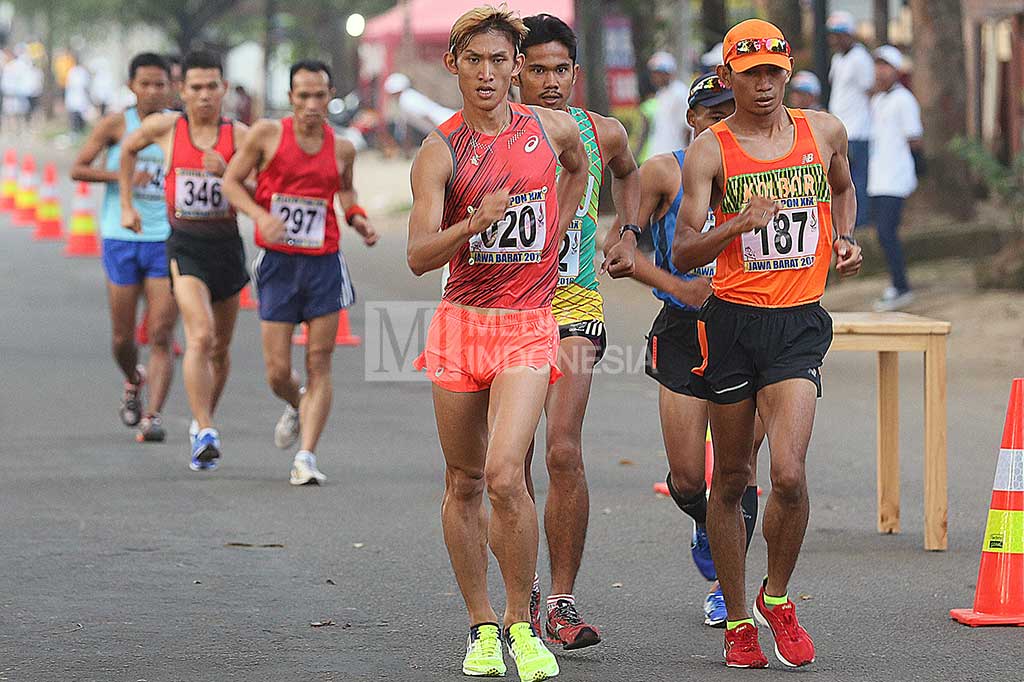 Atlet jalan cepat Jawa Barat Hendro (empat kanan) beradu cepat dengan atlet lainnya pada final Jalan Cepat 20.000 Meter Putra, PON XIX di Kawasan Stadion Pakansari, Cibinong, Bogor, Jawa Barat, Selasa (27/9/2016).