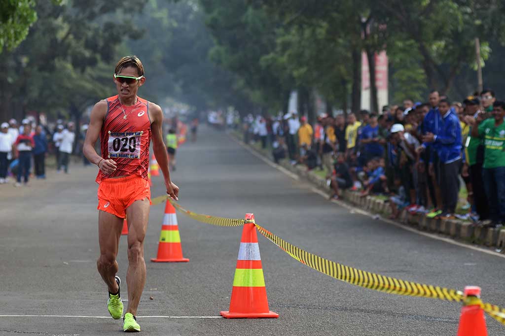 Hendro menyentuh garis finis pada nomor lomba Jalan Cepat 20.000 Meter Putra.