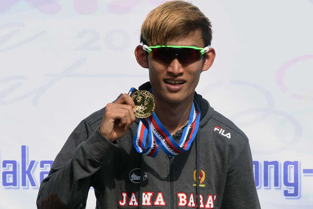 Hendro menunjukkan medali emas yang diraihnya.