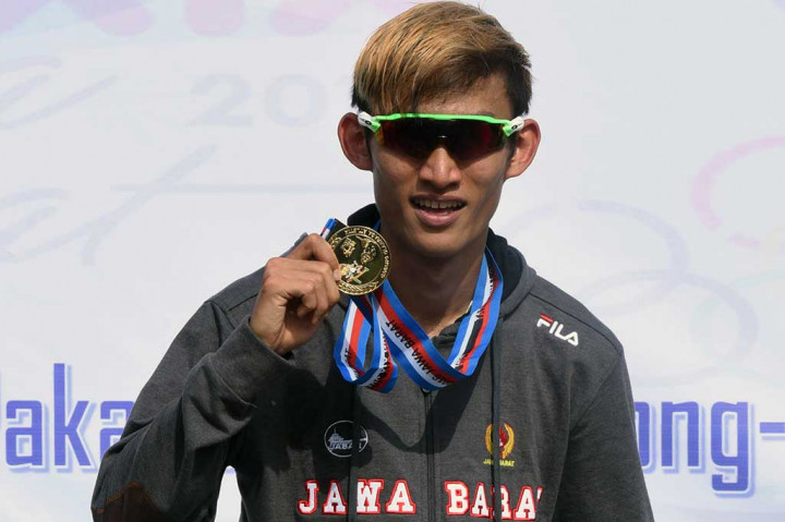 Hendro menunjukkan medali emas yang diraihnya.