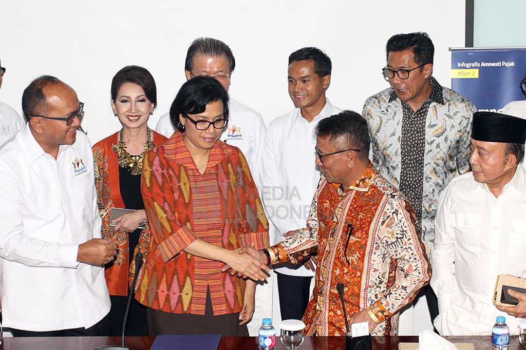 Menteri Keuangan Sri Mulyani Indrawati (kedua kiri depan) bersama dengan Dirjen Pajak Ken Dwijugiasteadi (kedua kanan depan) menerima Ketua Kadin Rosan P. Roeslani (kiri depan) bersama Ketua Dewan Pakar Kadin Abdul Latief (kanan depan), saat pendeklarasian aset dalam program tax amnesty di kantor Direktorat Jenderal Pajak Kementerian Keuangan, Jakarta.