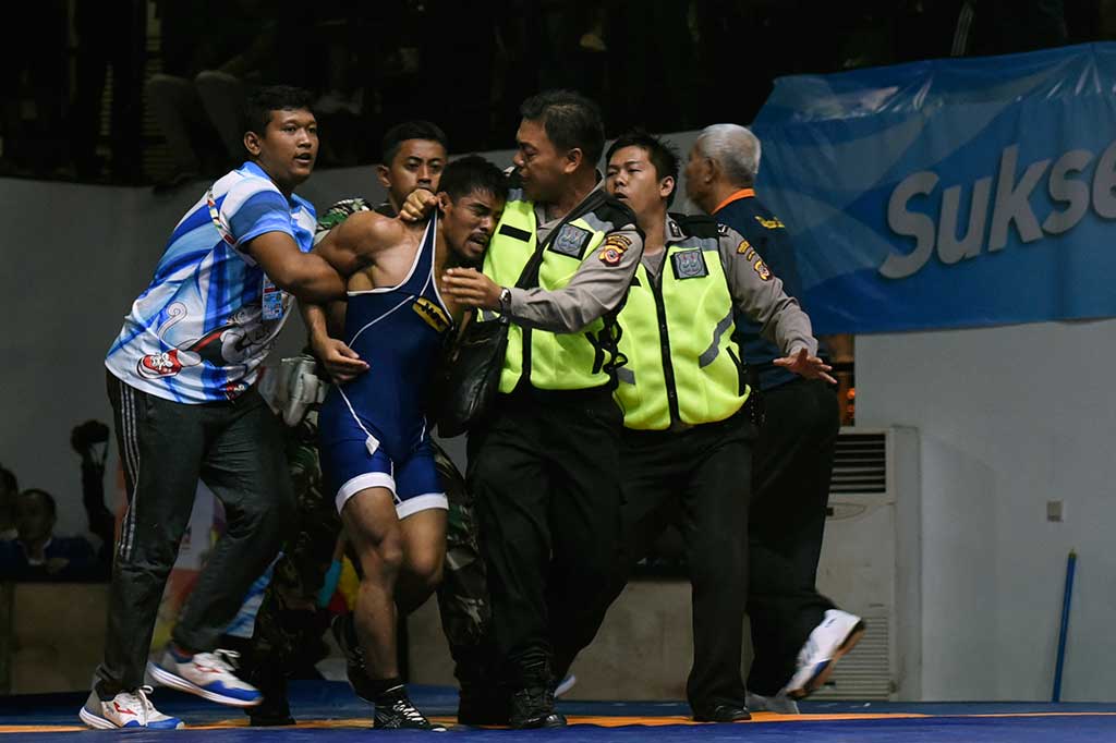 Agus diamankan karena diduga menimbulkan kericuhan.