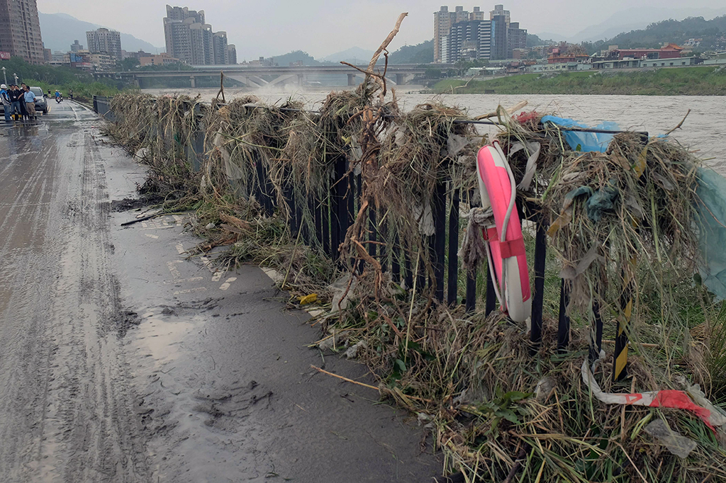 Puing-puing akibat kerusakan topan megi