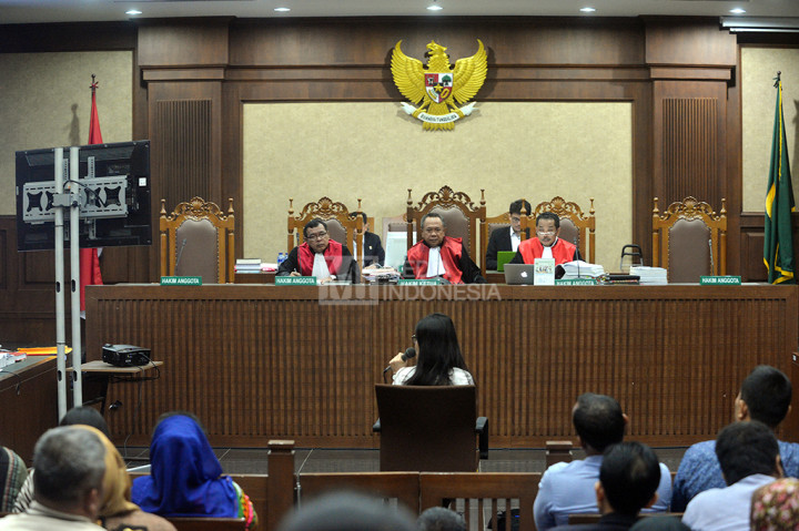 Terdakwa Jessica Kumala Wongso memberikan kesaksian kepada jaksa penuntut umum dalam sidang ke-26, Rabu (28/9/2016).
