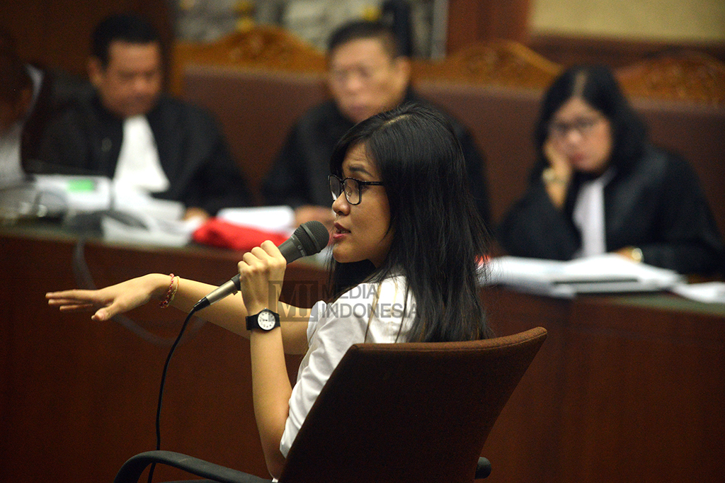 Terdakwa Jessica Kumala Wongso memberikan kesaksian kepada jaksa penuntut umum dalam sidang ke-26, Rabu (28/9/2016).