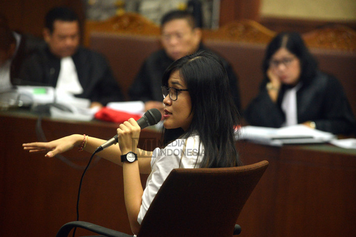 Terdakwa Jessica Kumala Wongso memberikan kesaksian kepada jaksa penuntut umum dalam sidang ke-26, Rabu (28/9/2016).