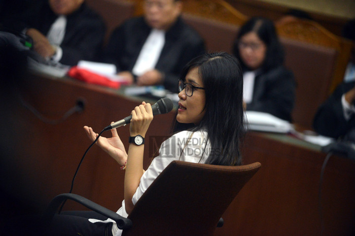 Terdakwa Jessica Kumala Wongso memberikan kesaksian kepada jaksa penuntut umum dalam sidang ke-26, Rabu (28/9/2016).