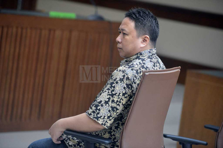 Terdakwa kasus dugaan korupsi pengadaan simulator SIM di Korps Lalu Lintas Polri Sukotjo S. Bambang mendengarkan pembacaan tuntutan terhadap dirinya di Gedung Pengadilan Tipikor, Bungur, Jakarta.