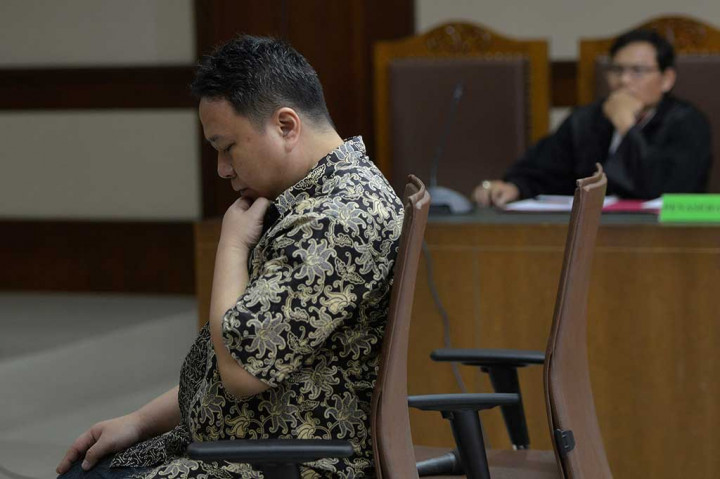 Sukotjo S. Bambang tertunduk saat dituntut hukuman penjara 4 tahun 6 bulan.