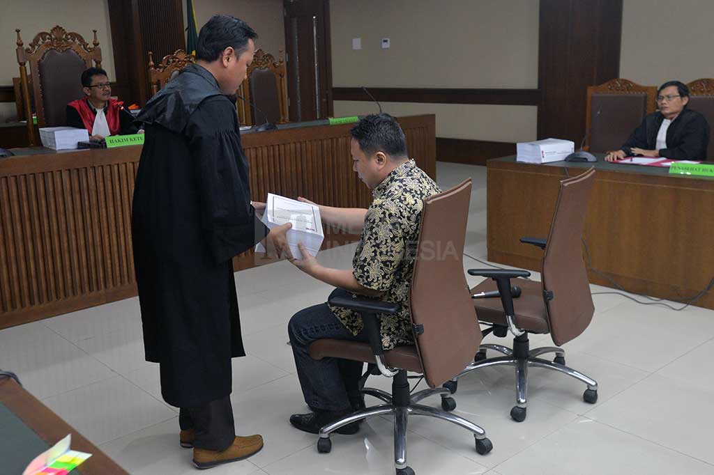 Sukotjo S. Bambang menerima salinan tuntutan di Gedung Pengadilan Tipikor.