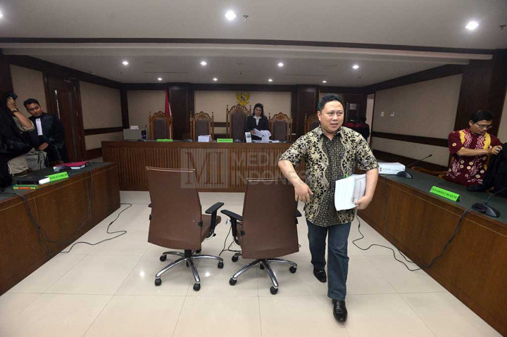 Sukotjo S. Bambang berjalan keluar seusai pembacaan tuntutan terhadap dirinya.