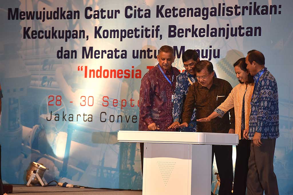 Wakil Presiden Jusuf Kalla didampingi Menteri BUMN Rini Soemarno (kedua kanan), Dirjen Ketenagalistrikan Jarman (kedua kiri), Dirut PT PLN (Persero) Sofyan Basir (kiri) dan Ketua Umum DPP Masyarakat Ketenagalistrikan Indonesia (MKI) Supangkat Iwan Santoso meresmikan pembukaan Seminar dan Pameran Ketenagalistrikan.