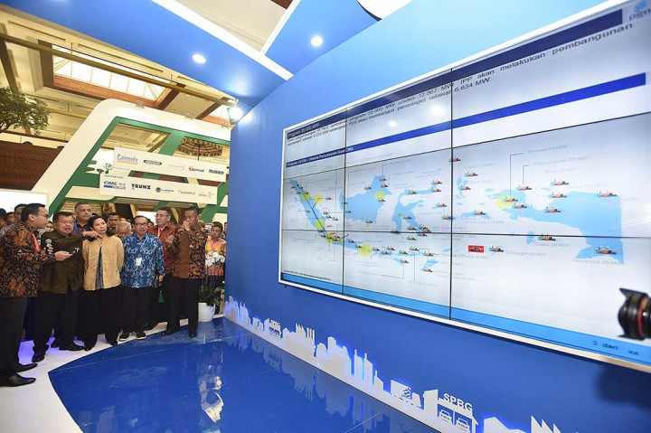 Wapres didampingi Menteri BUMN Rini Soemarno (ketiga kiri) menyimak penjelasan yang diberikan oleh Direktur Pengusahaan PT Perusahaan Gas Negara (Persero) Tbk (PGN) Danny Praditya (kiri) saat mengunjungi gerai PGN.