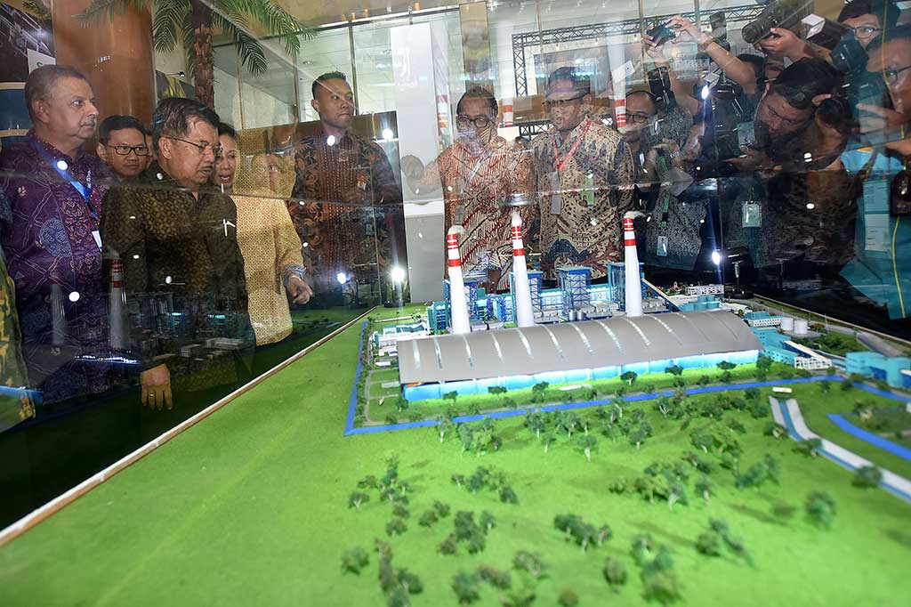Wapres didampingi Menteri BUMN (ketiga kiri) dan Dirut PT PLN (Persero) Sofyan Basir (kiri) melihat maket dari PLTU 3 Banten - Lontar 4 x 315 MW milik PLN.