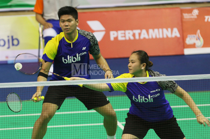 Praveen Jordan (kiri) dan Melati Daeva Oktavianti melawan pasangan DKI Jakarta Hafiz Faizal/Shela Devi Aulia di babak final bulu tangkis ganda campuran PON XIX.