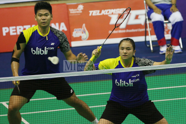Praveen Jordan (kiri) dan Melati Daeva Oktavianti melawan pasangan DKI Jakarta Hafiz Faizal/Shela Devi Aulia di babak final bulu tangkis ganda campuran PON XIX.