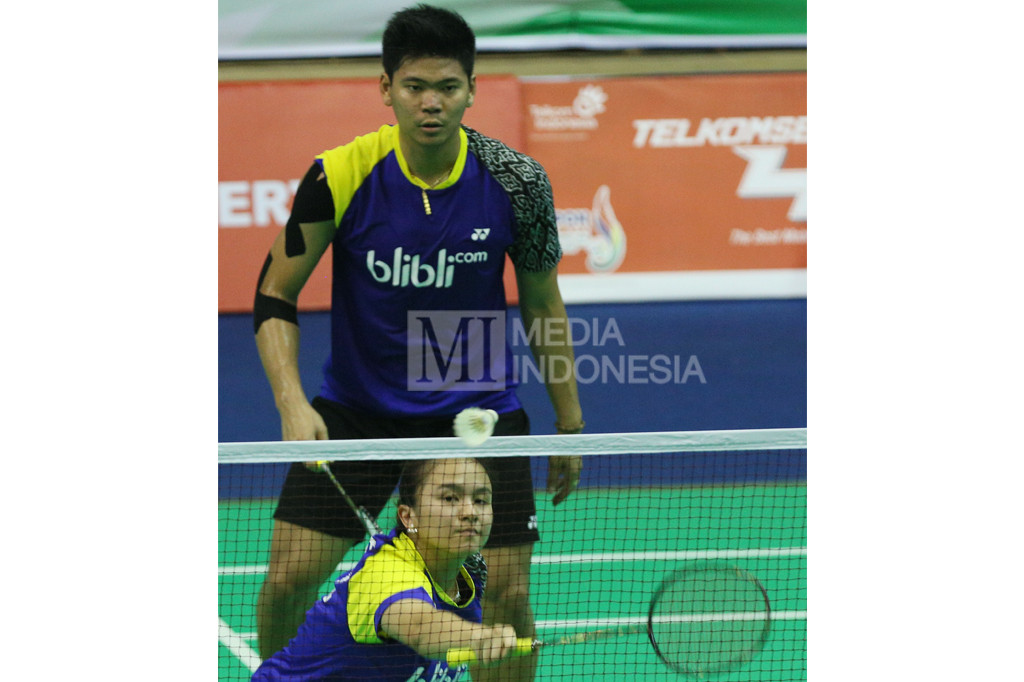 Praveen Jordan (atas) dan Melati Daeva Oktavianti melawan pasangan DKI Jakarta Hafiz Faizal/Shela Devi Aulia di babak final bulu tangkis ganda campuran PON XIX.
