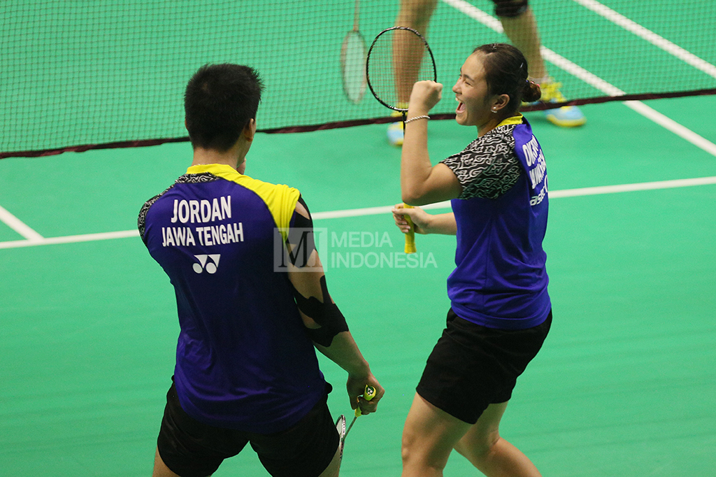 Ekspresi Praveen Jordan (kiri) dan Melati Daeva Oktavianti setelah menang melawan pasangan DKI Jakarta Hafiz Faizal/Shela Devi Aulia
