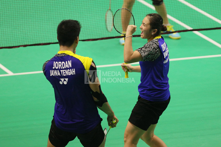 Ekspresi Praveen Jordan (kiri) dan Melati Daeva Oktavianti setelah menang melawan pasangan DKI Jakarta Hafiz Faizal/Shela Devi Aulia