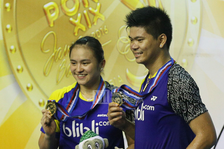Praveen Jordan (kanan) dan Melati Daeva Oktavianti menunjukkan medali emas