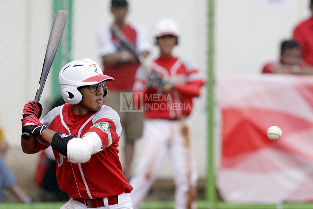Pemukul tim bisbol DKI Jakarta memukul bola pada pertandingan  final bisbol beregu putra PON XIX melawan tim bisbol Lampung