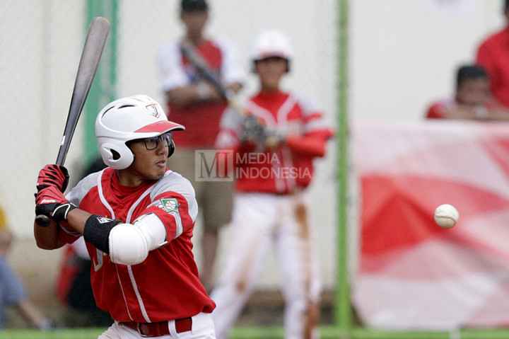 Pemukul tim bisbol DKI Jakarta memukul bola pada pertandingan  final bisbol beregu putra PON XIX melawan tim bisbol Lampung