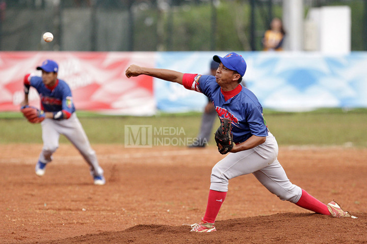 Pelempar tim bisbol Lampung melemparkan bola ke arah pemukul tim bisbol DKI Jakarta