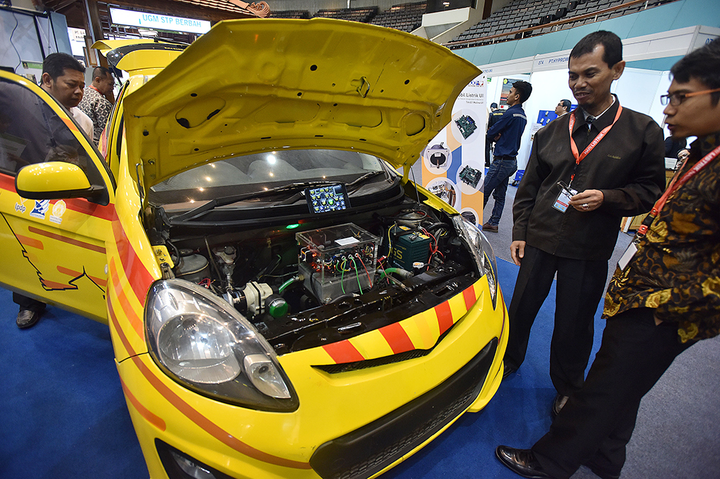 Pengunjung mengamati mobil listrik hasil inovasi dan karya dari dosen dan mahasiswa Fakultas Teknik Universitas Indonesia
