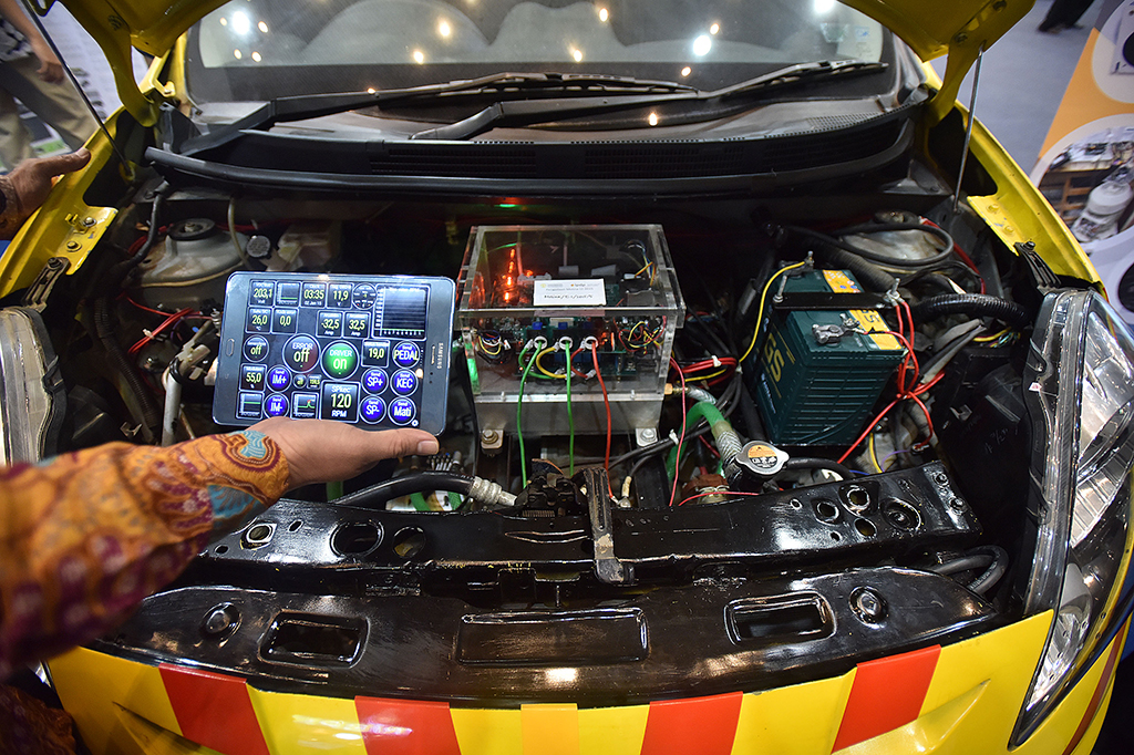 Pengunjung mengamati mobil listrik hasil inovasi dan karya dari dosen dan mahasiswa Fakultas Teknik Universitas Indonesia