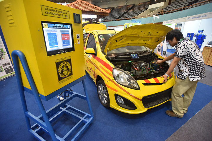 Seorang dosen mengamati mobil listrik hasil inovasi dan karya dari dosen dan mahasiswa UI yang dipamerkan pada acara Seminar dan Pameran Ketenagalistrikan di JCC, Jakarta