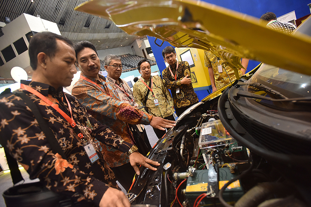 Kepala Laboratorium Teknik Kendali Fakultas Teknik Universitas Indonesia (UI) Feri Yusivar (kedua kiri) menjelaskan tentang mobil listrik hasil inovasi dan karya dari dosen dan mahasiswa UI