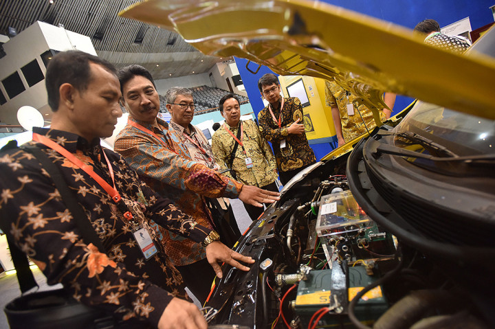 Kepala Laboratorium Teknik Kendali Fakultas Teknik Universitas Indonesia (UI) Feri Yusivar (kedua kiri) menjelaskan tentang mobil listrik hasil inovasi dan karya dari dosen dan mahasiswa UI