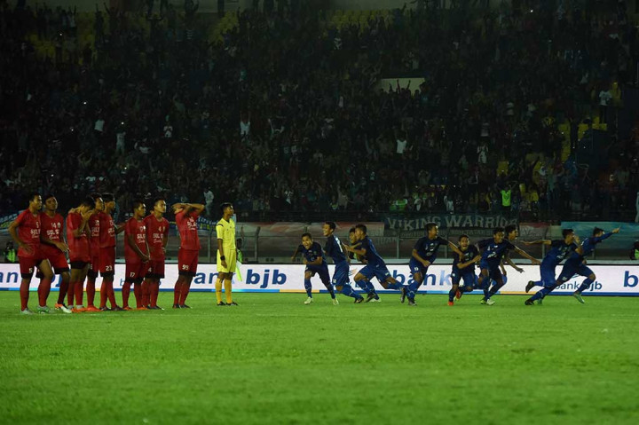 Para pemain sepak bola Jawa Barat meluapkan kegembiraan mereka setelah mengalahkan Sulawesi Selatan melalui adu penalti dengan skor 5-4.