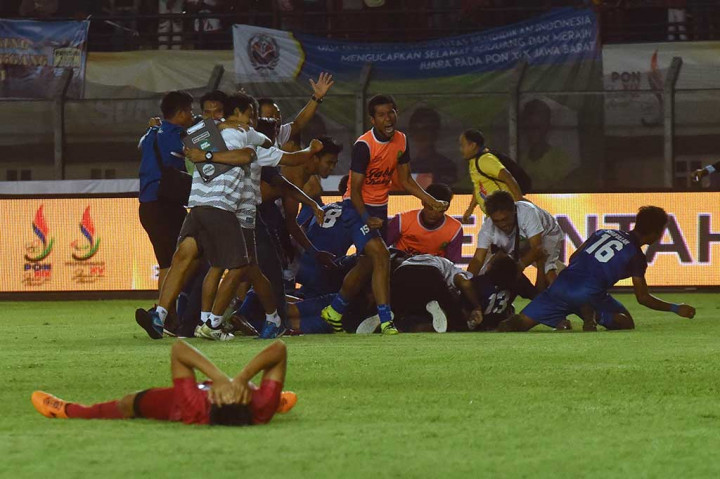 Pesepak bola Jabar meluapkan kegembiraan mereka.